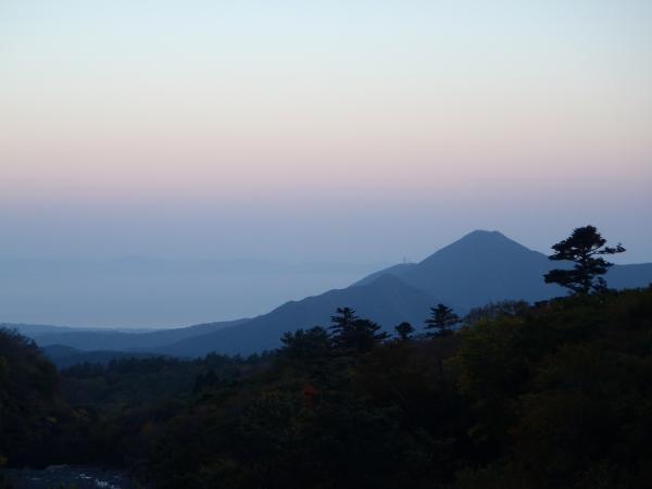 早朝の登山口から日本海方向